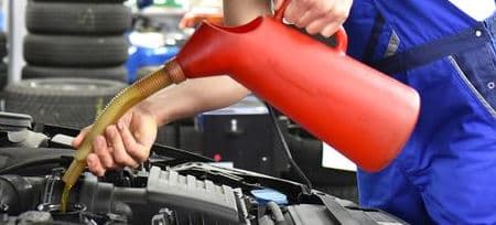 Plastik litre kapları. Yağ, sıvı ve kimyasalların hassas ölçümü ve güvenli bir şekilde transferi için kullanılan ölçüm kapları.